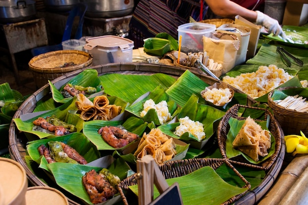 Oh poi Karen etnische straat hamdmade lokale marktbazaar in de stad Suan Phueng in Ratchaburi, Thailand