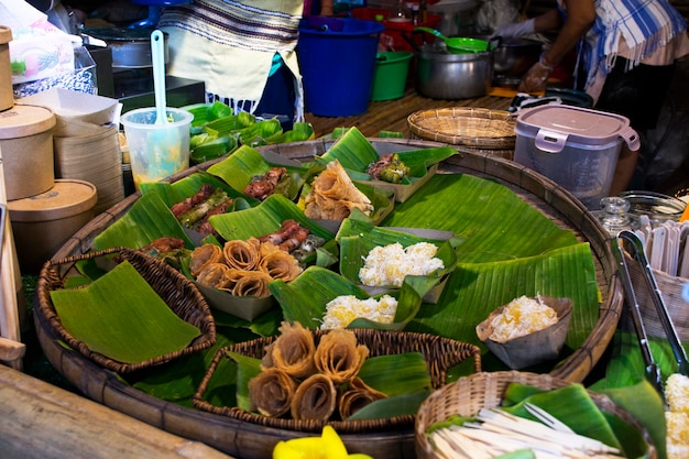 Oh poi Karen etnische straat hamdmade lokale marktbazaar in de stad Suan Phueng in Ratchaburi, Thailand