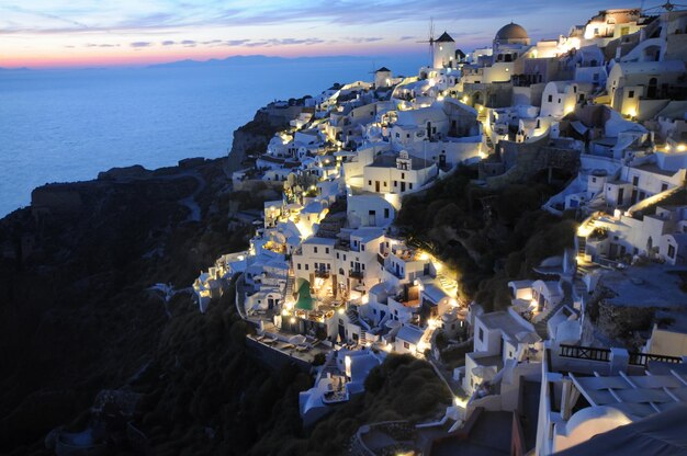 Caldera di oia alla notte santorini grecia