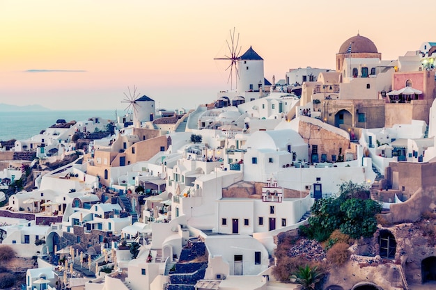 Foto oia dorp bij zonsondergang santotini eiland griekenland instagram vintage stijl