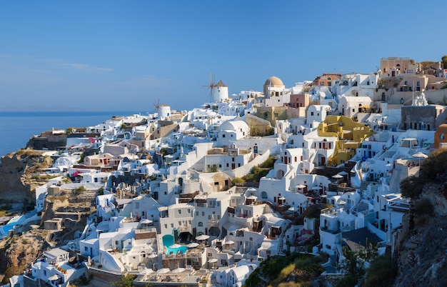 Oia dorp Santorini eiland Griekenland Uitzicht op traditionele huizen en kerk in Santorini