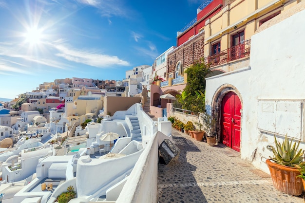 Oia Santorini, Griekenland Een schilderachtig uitzicht op de traditionele Cycladische huizen van Santorini in een kleine straat Oia Village Santorini, Griekenland