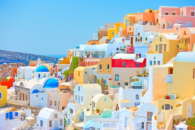 Oia stad in Santorini op zonnige dag, Griekenland