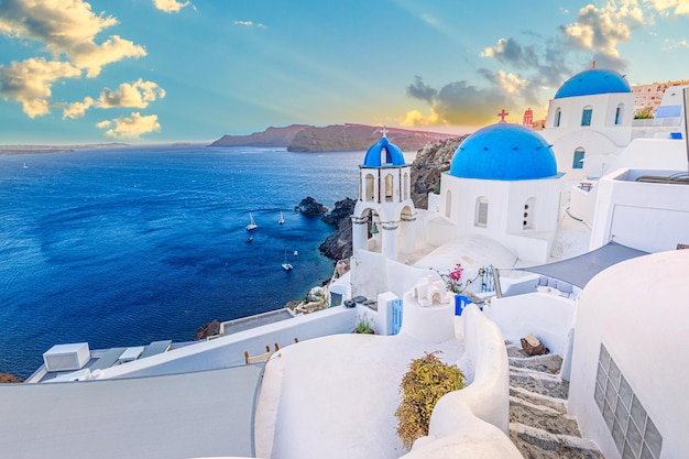 Oia stad op het eiland Santorini reizen Griekenland Zomervakantie uitzicht in beroemde huizen blauwe koepels