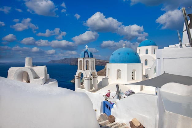 サントリーニ島のイアの町旅行ギリシャ有名な家の青いドームの夏休みの景色