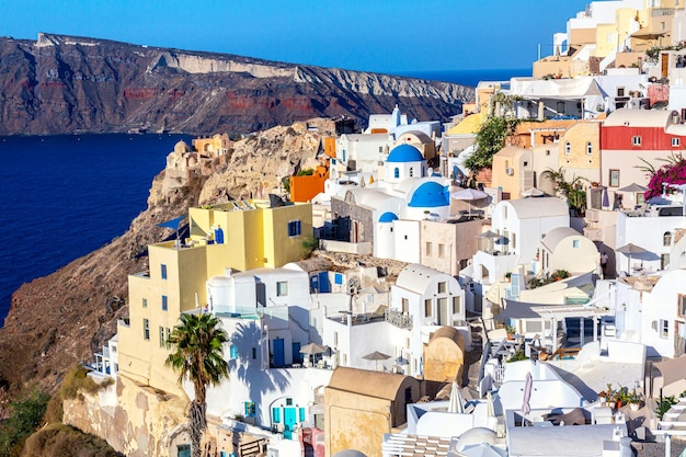 サントリーニ島エーゲ海ギリシャの有名な白い家と青い教会があるイアの村