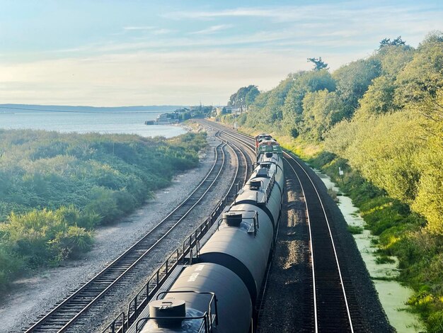 Foto vetture petrolifere sui binari del treno a richmond beach seattle washington