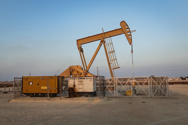 Photo oil derrick in oil field at manama bahrain