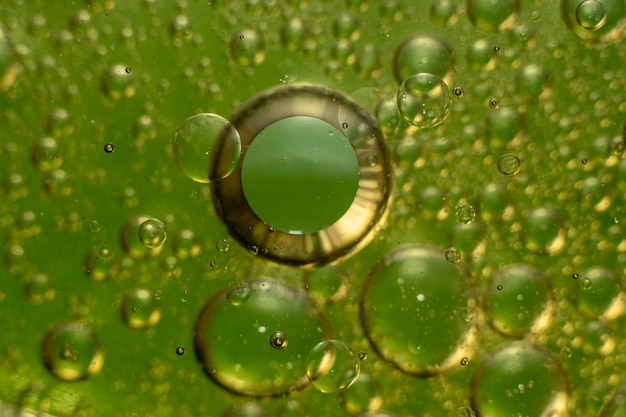 Photo oil drops isolated on green and yellow background