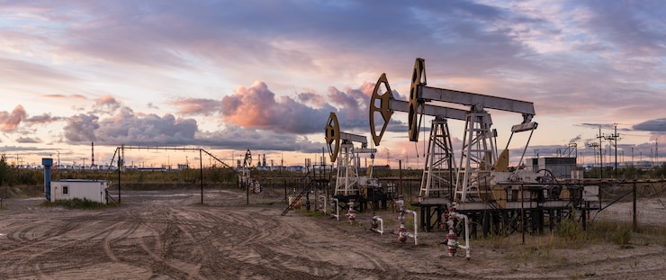 Фотография нефтегазовая промышленность. панорамный вид на насосную станцию и нефтеперерабатывающий завод.