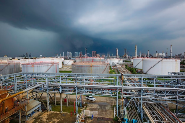 석유 및 가스 산업 탱크 저장 농장 탄소강과 파이프라인 탱크는 구름 폭풍우에 있습니다.