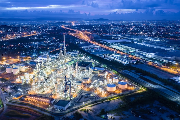 Zona di industria della raffineria di petrolio e gas alla notte