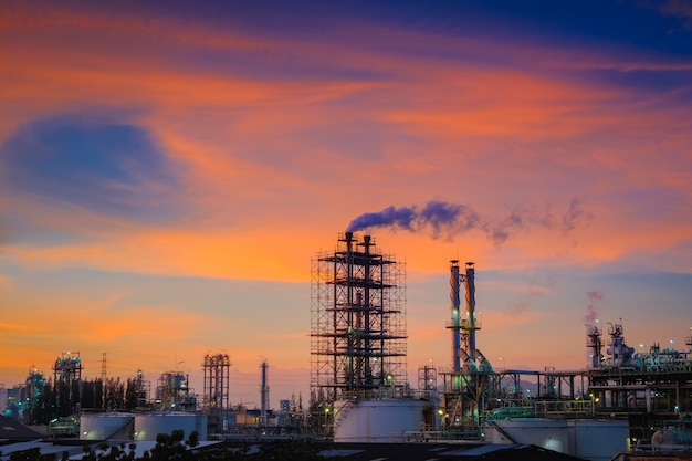 Foto impianto di raffineria di petrolio e gas o industria petrolchimica sullo sfondo del tramonto del cielo