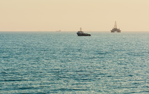 Piattaforma petrolifera in mare