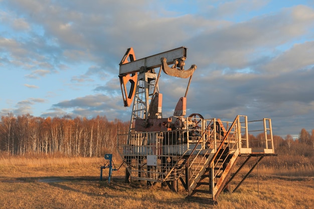 Photo oil pump. disconnected oil pump in russia. equipment for oil production at sunset