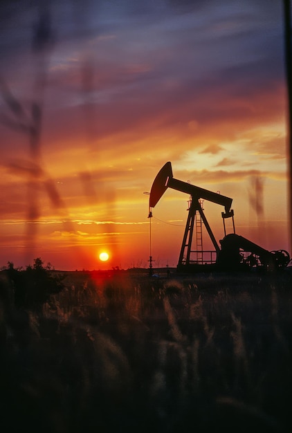 Photo oil pump in the oil field at sunset