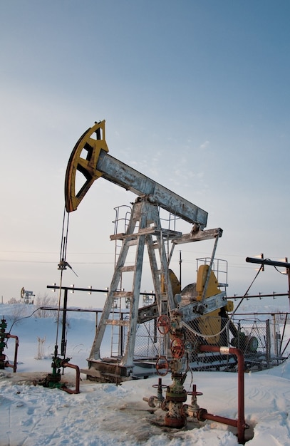 Нефть pumpjack против яркого, голубого зимнего неба. Россия, Западная Сибирь.