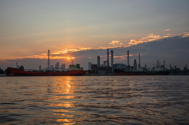 Фото Нефтеперерабатывающий завод на рассвете с восходом солнца в бангкоке, таиланд