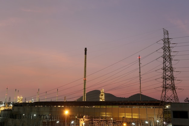 Photo oil refinery in the evening