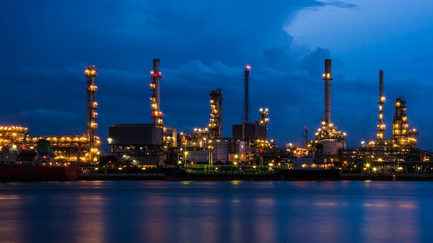 Photo oil refinery at night chao phraya river thailand