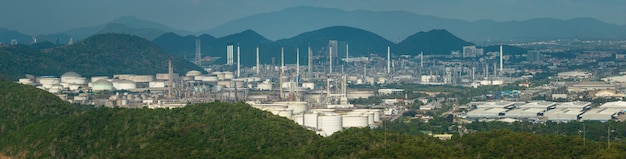Фото Нефтеперерабатывающие заводы промышленность заводская зона нефть и газ нефтехимические промышленные резервуары для хранения нефти