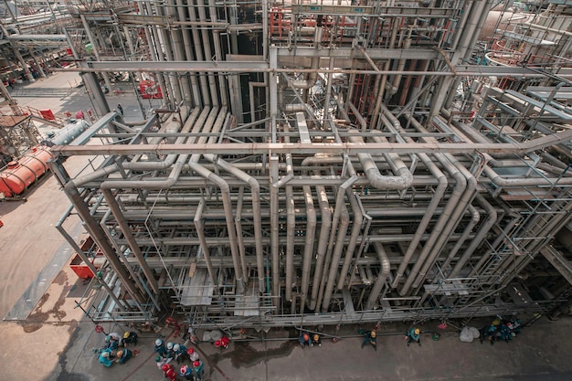 Foto raffinerie di petrolio e impianti e colonne di torre dell'industria petrolchimica nel gas petrolifero