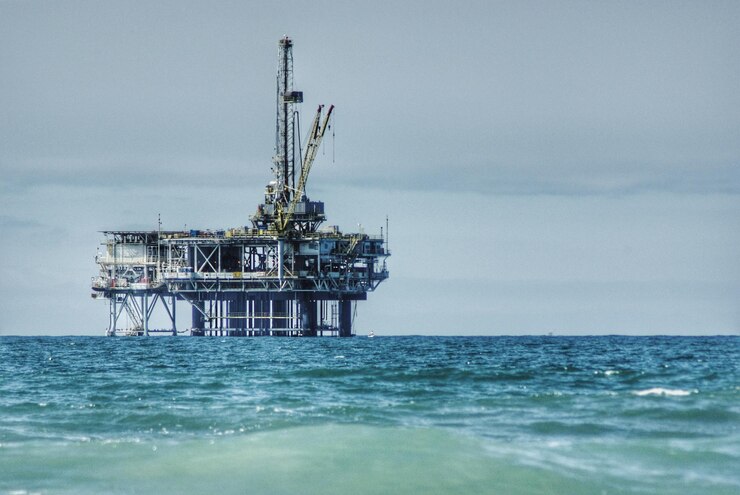 Photo oil rig in sea against sky