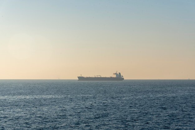 写真 海中の石油タンカー