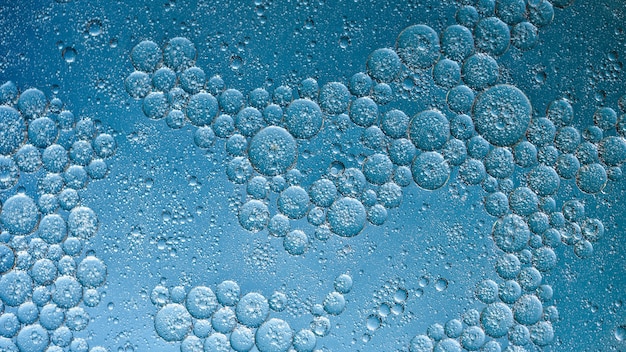 Фото Масло с пузырьками на синем фоне. абстрактный фон