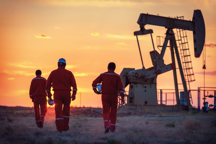 Photo the oil workers at work on a field