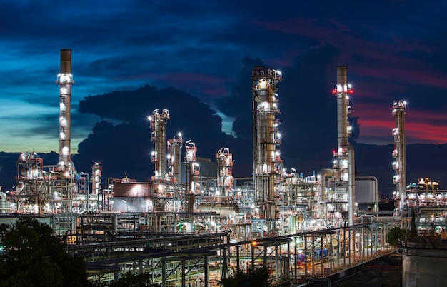 Oilâ refinery â andâ plant tower column refinery of petrochemistry industry in oilâ andâ gasâ âindustry withâ cloudâ blueâ âsky cloud the twilight backgroundâ