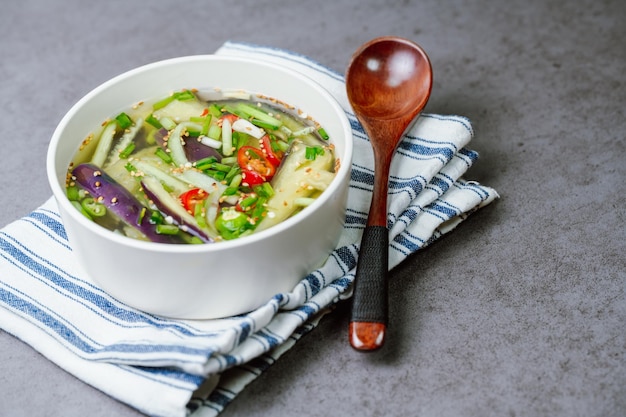 Oinaengguk Корейский суп из охлажденных огурцов, приготовленный из нарезанных соломкой приправленных огурцов в прохладном бульоне с соевым соусом, чесноком и уксусом. Это популярное летнее блюдо.