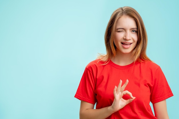 申し出を受け入れるOKジェスチャー完璧な選択の女性