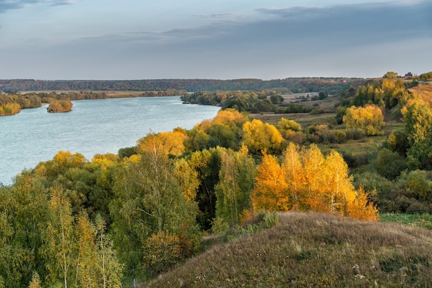 Oka rivier onder blauwe hemel op zonnige herfstdag, Ryazan regio, Rusland.