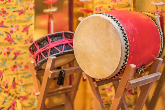 Strumenti musicali tradizionali di okinawa suonano il taiko su un palco da concerto