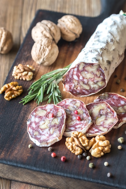 Okkernootsalami op de houten raad