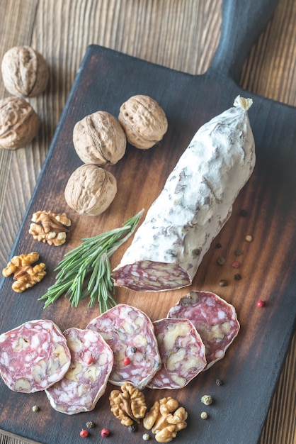 Okkernootsalami op de houten raad