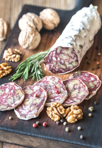 Foto okkernootsalami op houten raad