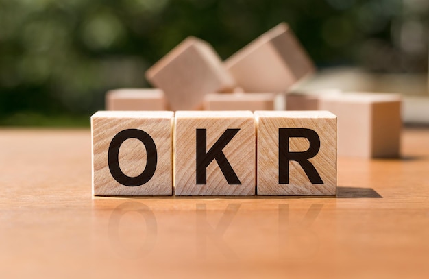 写真 木製のブロックに書かれた okr 単語 目標の略語 重要な結果