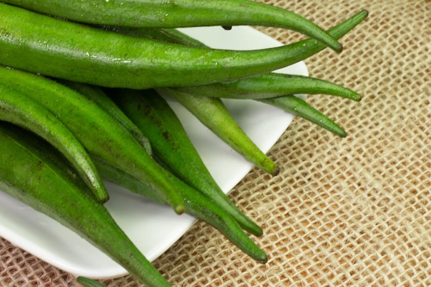 Okra stuk op een witte kom op een tafel