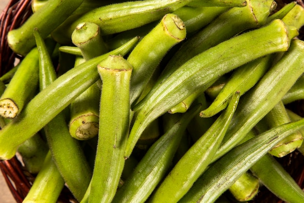 木製のテーブルの上のオクラ。新鮮な野菜。