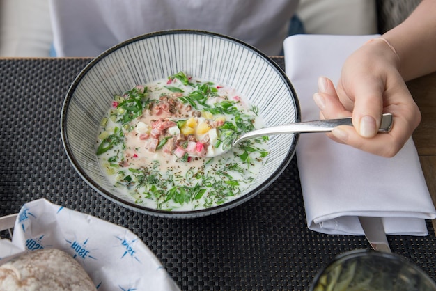 Okroshka Eten en salade met yoghurt en groenten Russische koude lente- en zomersoep
