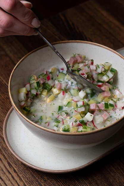 Okroshka op een zwarte achtergrond Russische Okroshka Koude Soep Zomersoep