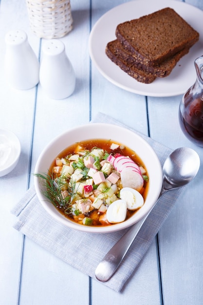 Okroshka con kvas e salsiccia tradizionale zuppa russa fredda classica primo piano