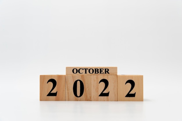 Oktober 2022 geschreven op houten blokken geïsoleerd op een witte achtergrond met kopie ruimte