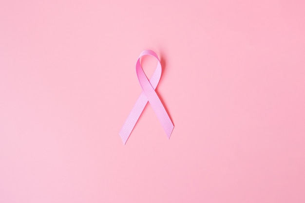 Oktober breast cancer awareness month, pink ribbon op roze achtergrond voor het ondersteunen van mensen die leven en ziek zijn. internationaal vrouwen-, moeder- en wereldkankerdagconcept