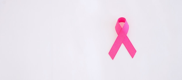 Foto oktober breast cancer awareness month, volwassen vrouw hand met pink ribbon voor het ondersteunen van mensen die leven en ziek zijn.