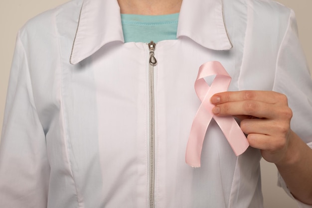 Oktober Maand voor bewustwording van borstkanker Vrouw met roze lint voor het ondersteunen van mensen die leven en ziek zijn Gezondheidszorg Internationale Vrouwendag en Wereldkankerdag concept