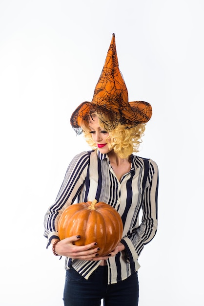 oktober sensueel meisje in heks halloween kostuum met jack o lantern voorbereiding halloween vakantie