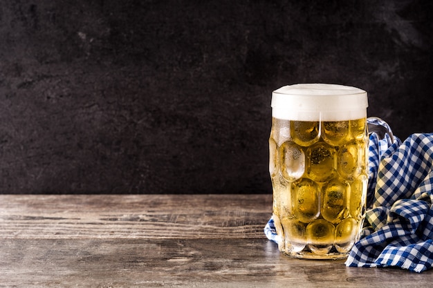 Oktoberfest bier met pretzels op houten tafel Copyspace